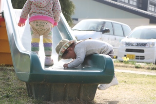 頑張って上る子ども