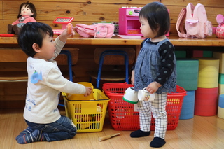 子ども同士で遊ぶ様子