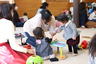 おもちゃで遊ぶ子どもの様子