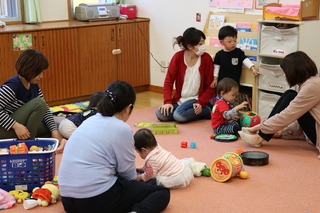 親子で遊ぶ様子