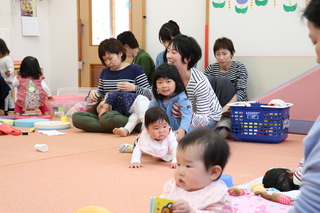 読み聞かせを楽しむ親子の様子