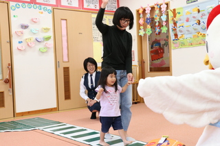 横断歩道を渡る様子