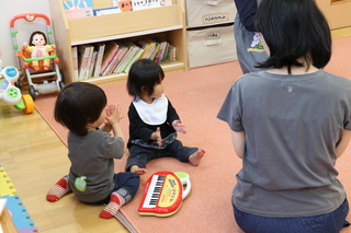 子どもたちが遊ぶ様子