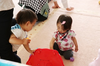 子どもが遊ぶ様子