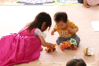 子ども同士で遊ぶ様子