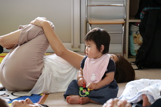 ママを見守る子ども