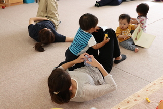 ストレッチするママにのろうとする子ども