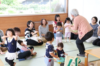 久美子さんとふれあう様子