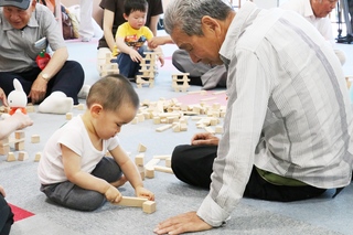 高齢者と子どものふれあい