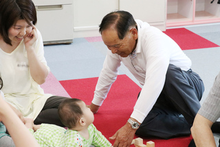 高齢者と親子の様子