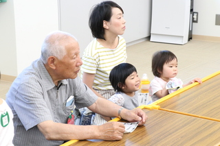 おやきを待つ子ども