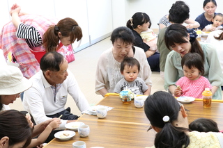 高齢者と食卓を囲む様子