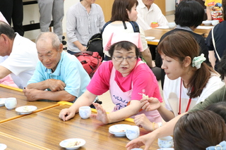 高齢者と食卓を囲む様子