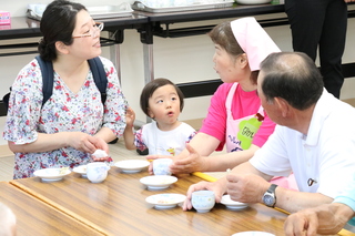 高齢者と食卓を囲む様子