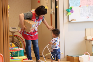 スタッフと子どもの様子