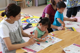 感染症の話しを親子で聞く様子