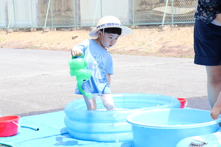 水遊びを楽しむ様子