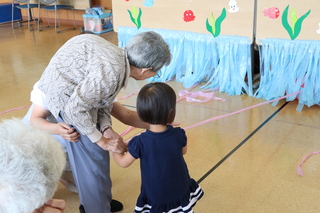 おばあちゃんと子ども