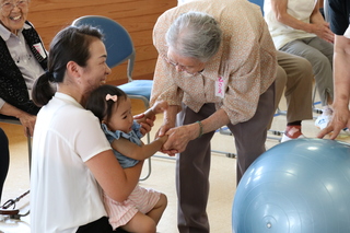 おばあちゃんと親子のふれあい