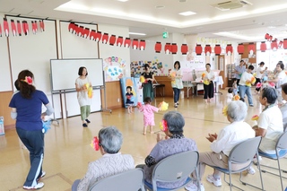 みんなで踊る様子