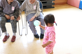 ヨーヨーで遊ぶ子ども