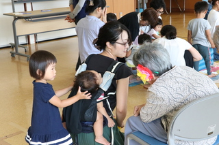 おばあちゃんと親子のふれあい