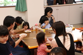 親子で試食する様子