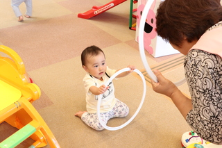 子どもとふれあう様子