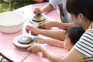 子どもが見守る様子