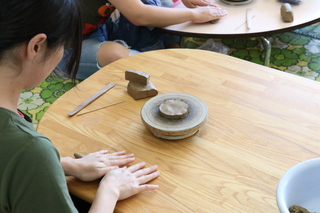 粘土のようにこねる様子