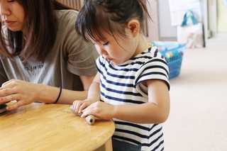 子ども達も粘土遊び