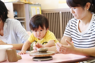 粘土を触りたくなる子ども