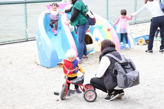 園庭で遊ぶ子ども