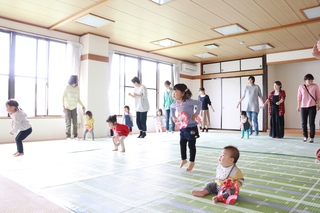 体操する子ども