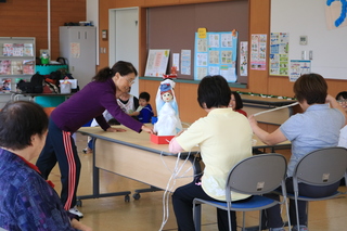 お嫁さん人形を引っ張る