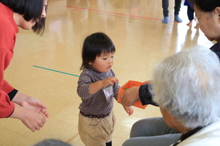 おばあちゃんからもらう子供