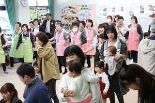 地域の皆さんと体操する様子