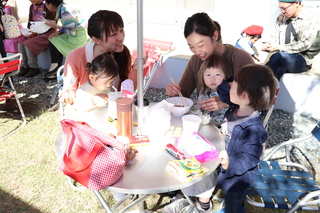 食事を楽しむ親子