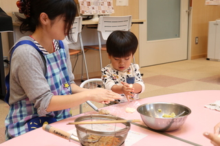 親子でこねる様子