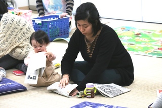 子どもも一緒に新聞折り紙