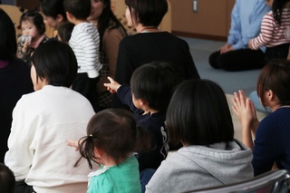 拍手する親子の様子