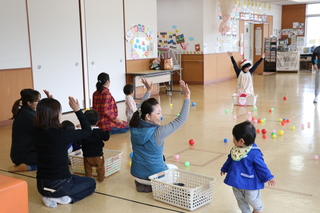 やったーとバンザイする様子