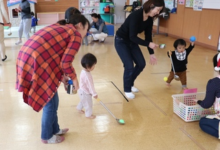 そうっと運ぶ様子