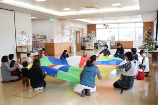 パラバルーンで遊ぶ様子