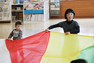 パラバルーンで遊ぶ様子