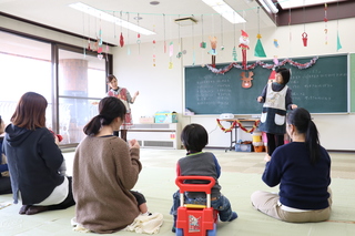 手遊びの様子