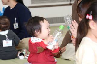 楽器演奏する子どもの様子