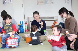 楽器演奏する子どもの様子