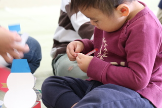 真剣にシールを貼る子ども