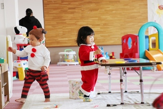 クリスマスのコスプレをして遊ぶ子ども